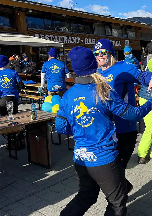 Rückenansicht der blauen Jubiläumsshirts mit Skifahrer-Motiv